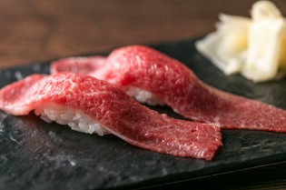 A5神戸牛や黒毛和牛、フォアグラの肉寿司