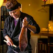 「素材と鮮度にこだわり、常にサプライズを提供することを重視してきました」と語る松元氏。『いくら丼』を提供する際には店全体で「わっしょい」と掛け声をかけるなど、活気あるお店づくりをしています。