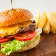 パティは国産牛赤身肉をたっぷり200g使用し、スパイスを加え、熔岩石でグリルすることでジューシーな仕上がりに。自家製バンズに、レタス・トマト・国産ベーコンを加えたシンプルなバーガーです。