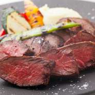 赤身肉を熔岩石の遠赤外線効果でジューシーに焼き上げています。肉の味を存分に楽しんでいただけるメニューです。付け合わせの野菜も熔岩石でグリルしています。