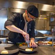 ホテルではありますが堅苦しいお店ではないので、気軽に楽しんでいただけるような料理を提供しています。熔岩石のグリルで焼き上げたときの食材の香ばしさ、香りをライブで堪能できるのも当店の魅力です。