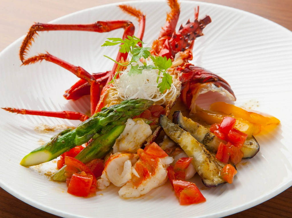 ぷりっとして弾力があり甘みも感じる『活伊勢海老の鉄板焼き』