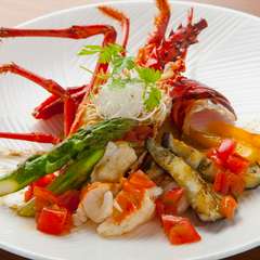 ぷりっとして弾力があり甘みも感じる『活伊勢海老の鉄板焼き』