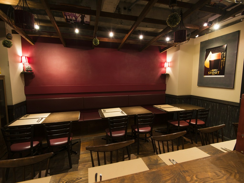 絞った照明や木のインテリアが穏やかな空気を醸し出す