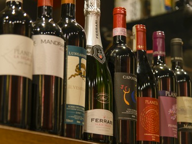 ソムリエ兼店長がお好みにあった1本を提案