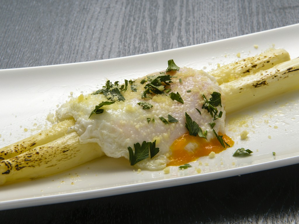 農家直送アスパラが旨い！『ホワイトアスパラのミラノ風』