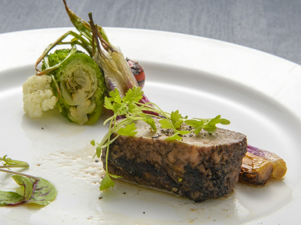 しっとりと柔らかい『豚肉の赤ワイン煮込み　季節の温野菜添え』