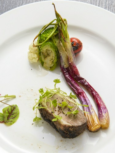 肉も野菜も旨い『豚肉の赤ワイン煮込み　季節の温野菜添え』