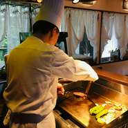 掘りごたつ席は、程よく明るさを絞った照明で静かな雰囲気。くつろいで、ゆっくり料理やお酒を楽しめます。