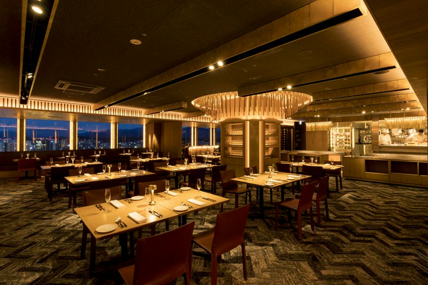 天神の街並みを一望できるダイニング