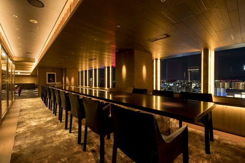 バー「トランスブルー」も併設