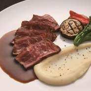 お魚料理、お肉料理とバランスよく味わえるディナーコースです。メインは博多和牛のタリアータをご用意。
