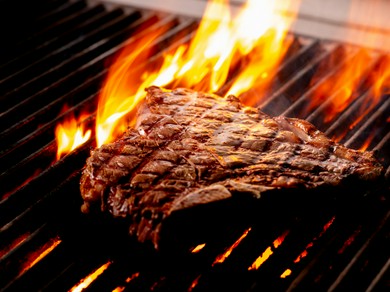 溶岩石のグリルで焼き上げる肉や魚介料理