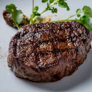 温度を調節しながら、溶岩石で焼き上げるグリル料理がおすすめです。なかでも肉本来の旨みが味わえる、ブラックアンガスのチャ―グリルはボリューム満点の逸品です。