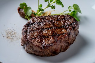 溶岩石でふっくらジューシーに焼き上げる『チャ―グリル』