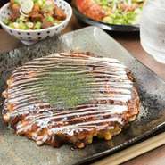 本場・大阪で修業を積んだオーナー料理人がつくる粉もんメニューは、どれも本格的な大阪スタイル。お子様から年配の方まで、老若男女問わず人気の料理が揃っており、三世代揃っての外食にもおすすめです。