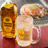 『お好み焼き』をはじめ、多彩な鉄板焼き料理が食べられる【〇匠】。各テーブルには鉄板が設置されており、ついおしゃべりに夢中になりすぎても、いつまでもアツアツのままです。