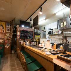 2人の会話も弾む、目の前に大きな鉄板があるカウンター席