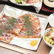 会社の同僚や友人たちとの飲み会に気楽に利用でき、肩肘はらずに飲めるアットホームな一軒。ボリュームのある鉄板料理はみんなでシェアし合え、いろいろな料理を味わえるのが魅力です。