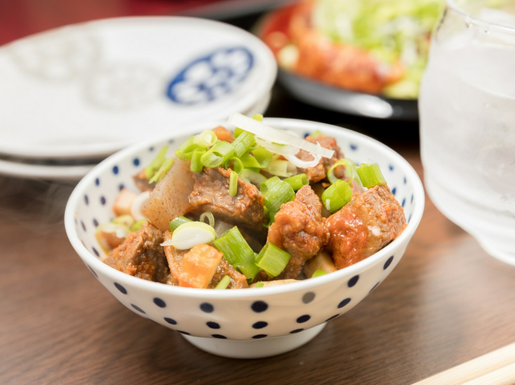 口の中でとろけるような食感がクセになる『牛スジ煮込み』