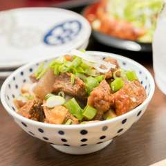 口の中でとろけるような食感がクセになる『牛スジ煮込み』