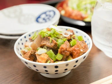 口の中でとろけるような食感がクセになる『牛スジ煮込み』