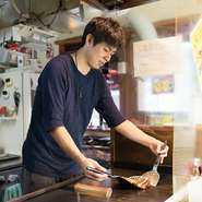 鉄板があり、老若男女問わずお楽しみいただけます。気取らない雰囲気のお店ですので、気楽にご利用ください。楽しい時間をお過ごしいただければ幸いです。