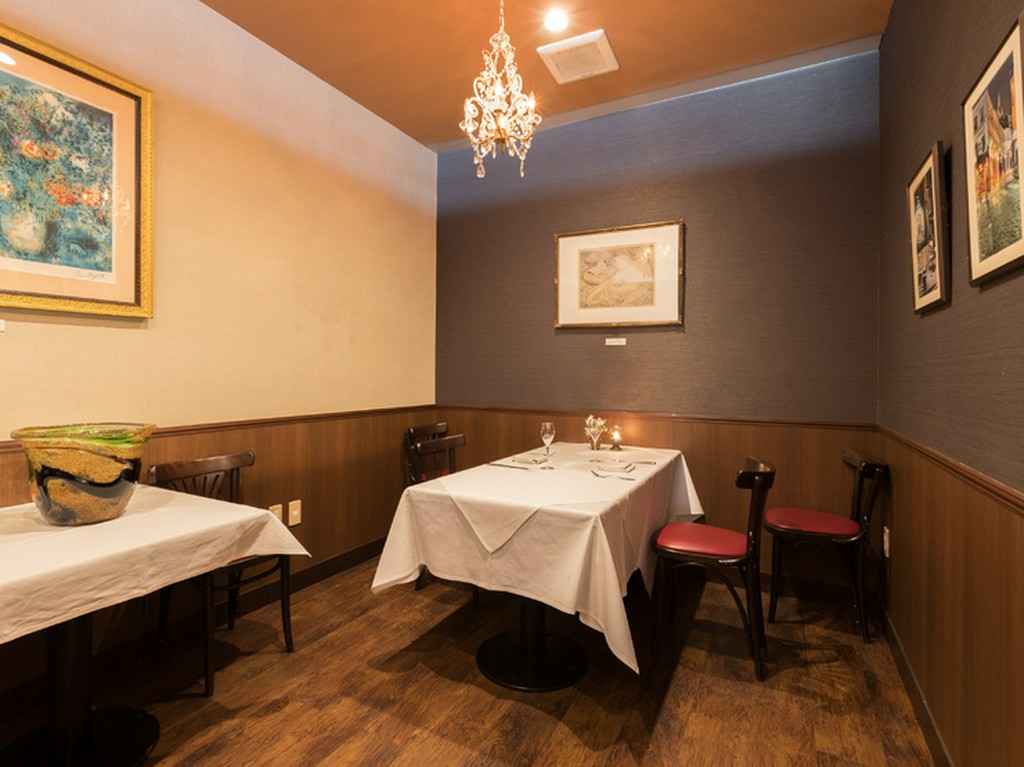 豊富なワインと本場のビストロ料理でくつろぐ個室「シャガール」