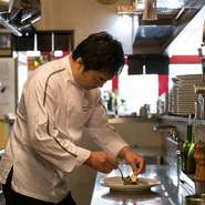 月日が経った後にも、「あの時食べたメニューが食べたい」と思っていただけるような一皿であることがモットー。心の奥底に響いていくような、深く、そして印象的な料理をつくり続けていきたいと考えています。