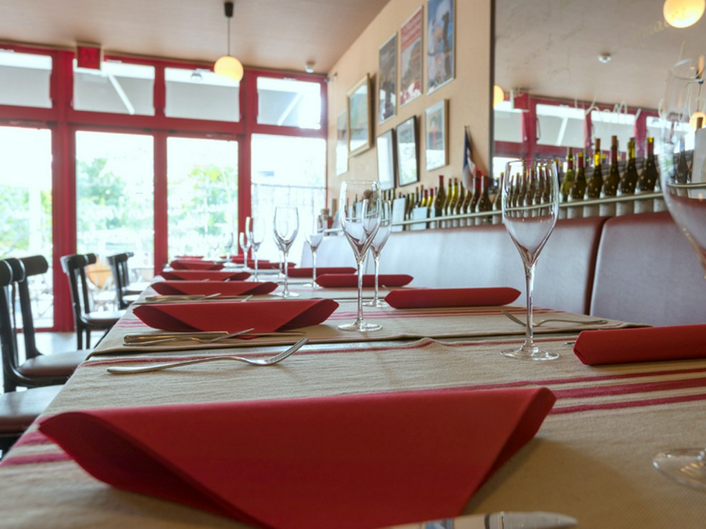 気心知れた仲間と過ごす、自然派ワインを楽しむひと時