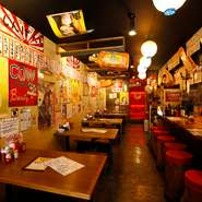 賑やかなポスターや数々のメニューが張られた店内は「The 大衆居酒屋」。すっかりくつろいでしまう魅力があります。15時オープンも嬉しい点。軽くつまんで飲むことができる「ちょい飲み」「せんべろ」の王道です。