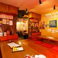 昭和レトロ感漂う店でお手頃価格の宴会が楽しめます。串盛りが1人15本も付いてくる『串カツ満喫コース』や、人気メニュー10品が味わえる『コマネチ名物オールスターコース』は飲み放題付きで、まさに最強タッグ。