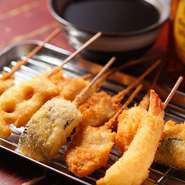 肉や魚、野菜などの素材の旨味が十分に引き出された串カツ。細かなパン粉でサクサクに揚げています。