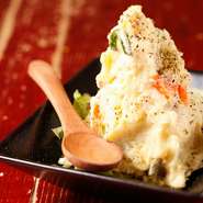 じゃが芋とさつまいもを使った、芋の味がじんわりと味わえるポテトサラダ。子供から男性まで、幅広い人気を誇るメニューです。