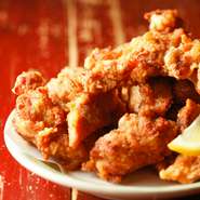 オーナーの出身地、北海道の定番メニュー「ザンギ」をコマネチ風に。しっかりともみ込んだ下味の風味が特徴です。8個　※1個追加150円