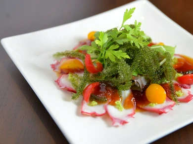 イタリアンな沖縄料理『海ぶどうとタコのわさびソース添え』