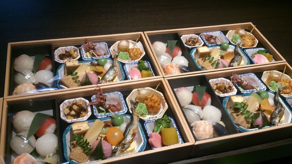 昼のメニューなら、食べ歩きが趣味の若い女性にも