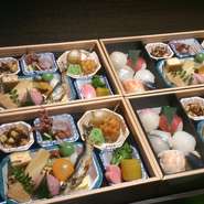 美味しいものをよく知る、子育てを終えた年配の方が多く来店。旬の素材にこだわった自慢の料理は技と心を込めてつくっているそう。料理を少しずつ楽しめる懐石弁当はお手頃なので、若い方にもおすすめです。