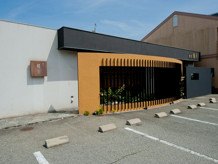 低めにつくられた玄関から続く店内の景色も心のご馳走