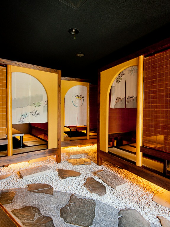 昼は懐石弁当や小懐石、夜は本格懐石料理をどうぞ