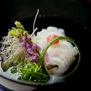 徳島産の岩牡蠣と瀬戸内海産の姫アワビは常時注文できます。また季節によってメニューも器も常に変化する懐石料理と、肉や焼き魚もお出しする割烹のおまかせ料理の両方を味わうことができるのも魅力です。。
