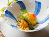 7種類の夏野菜、海ぶどう、淡路の生ウニ、ジュンサイを使用しています。