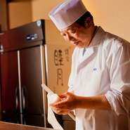 まずは気軽に入っていただきたいと思います。部屋量もサービス料も無料なので、格式の高さは打開したいところ。そのうえでおもてなしのこころが伝わる丁寧な逸品をつくることが、私たちの目標です。