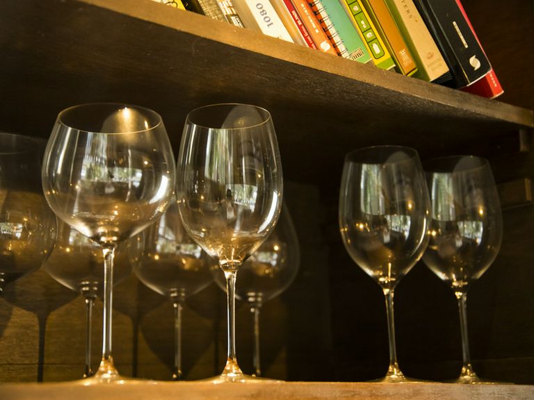 吟味されたスペインやフランス産のワインが豊富に揃っています