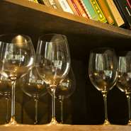 ワインはスペインやフランスのブルゴーニュ地方のものをメインに多数取り揃えています。オーナーシェフのセレクトによるこだわりの銘柄がストックされ、グラスでのオーダーも可能です。最高の小皿料理と共に。
