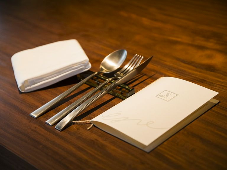 奥様のご実家でつくられた器がお料理に華を添えます