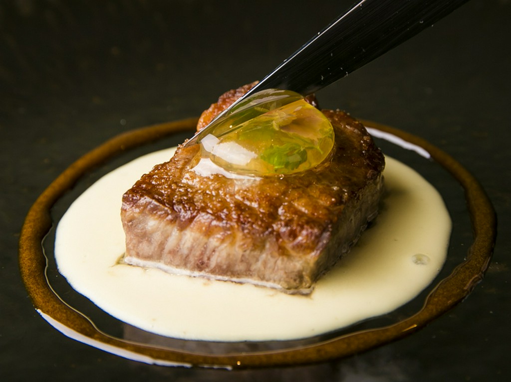 大和牛クリのステーキ　煮詰めたシェリービネガーとスモークオイルのカプセル