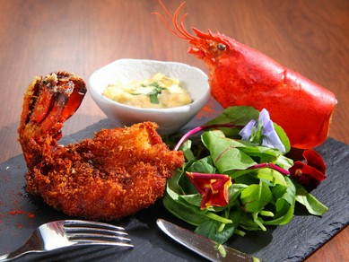 食べ応えのある一品『オマール海老を使ったエビフライ』