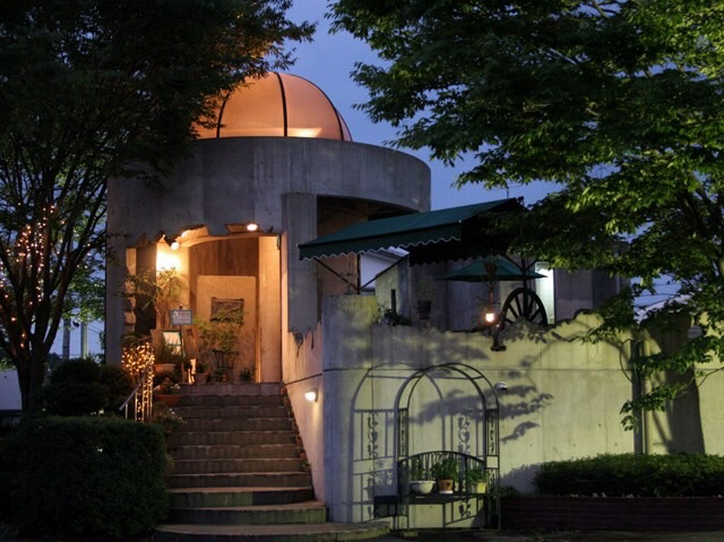 物語に出てきそうなこだわりの外観とお洒落な店内