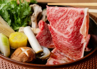 A5流氷牛を贅沢にすき焼きで
焼きも仕上げもすべてお任せのフルオペレーションの極上体験〈2ドリンク付き〉